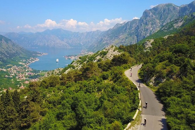 Epic 25 Turns Downhill Bike Descent w/ Panoramic Cable Car Ascent - Choosing your bike and getting ready for the descent