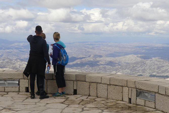 Express Cable Car ascent & 25Turns Epic Bike Descent. - Mountain café views and practical stops