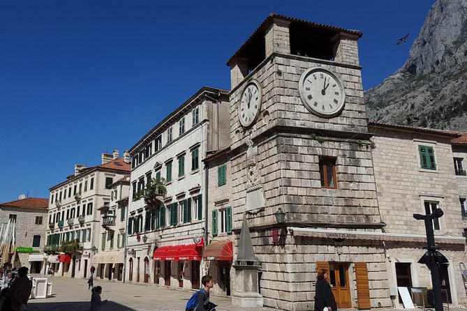 Private Walking tour with Wine and Food - What the 45-minute Old Town walk does well